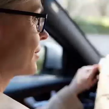Kobieta za kierownicą w czarnych okularach